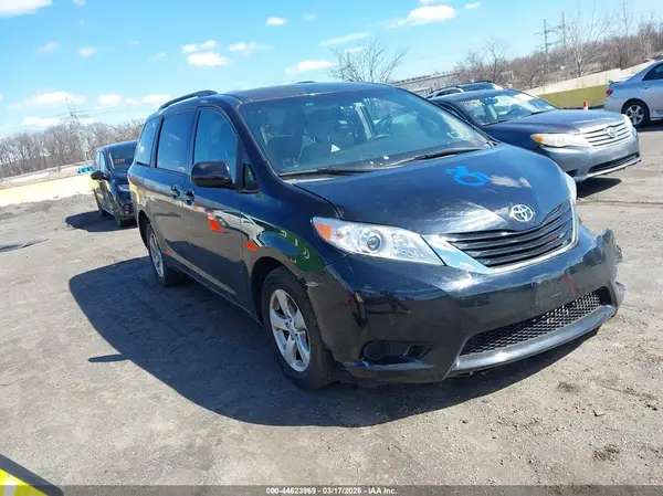 5TDKZ3DC5HS778954 2017 TOYOTA SIENNA - Image 1