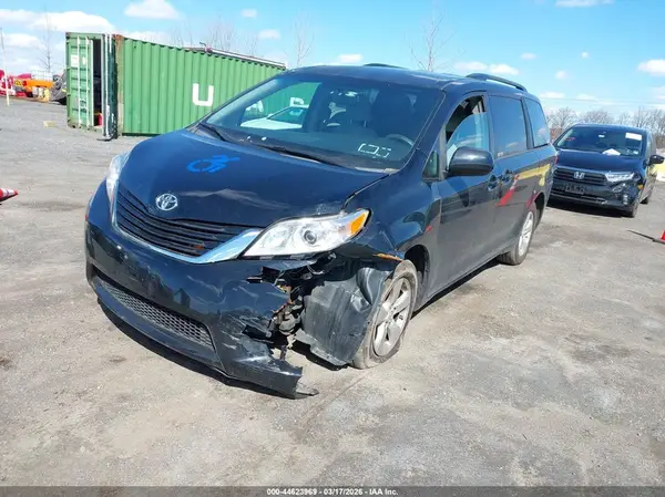 5TDKZ3DC5HS778954 2017 TOYOTA SIENNA - Image 2