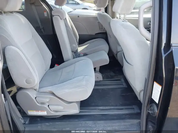 5TDKZ3DC5HS778954 2017 TOYOTA SIENNA - Image 8