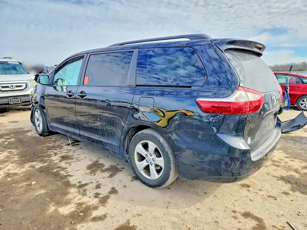 5TDKZ3DC5HS780364 2017 TOYOTA SIENNA - Image 2
