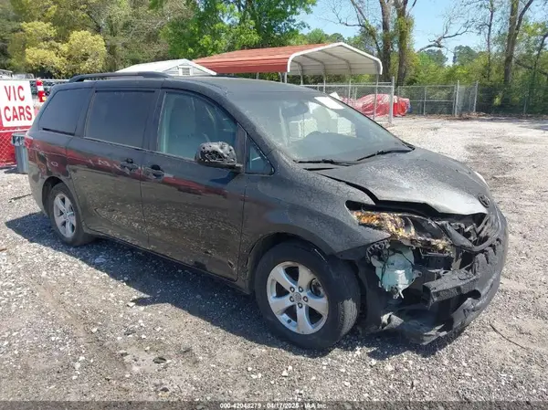 5TDKZ3DC5HS780672 2017 TOYOTA SIENNA - Image 1