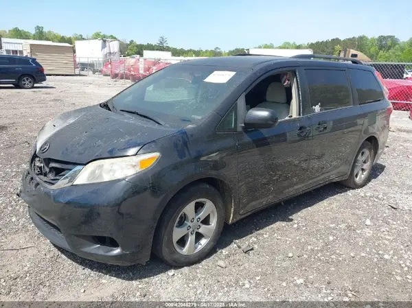 5TDKZ3DC5HS780672 2017 TOYOTA SIENNA - Image 2