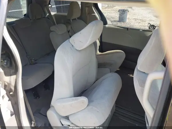 5TDKZ3DC5HS780672 2017 TOYOTA SIENNA - Image 8