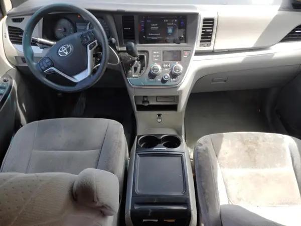 5TDKZ3DC5HS782583 2017 TOYOTA SIENNA - Image 8