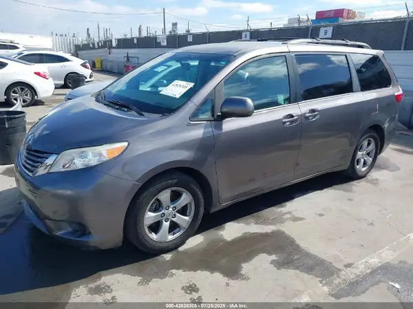 5TDKZ3DC5HS782891 2017 TOYOTA SIENNA - Image 2