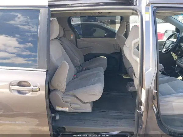 5TDKZ3DC5HS782891 2017 TOYOTA SIENNA - Image 8