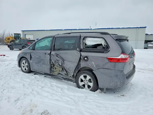 5TDKZ3DC5HS786004 2017 TOYOTA SIENNA - Image 2