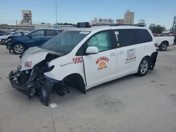 5TDKZ3DC5HS787654 2017 TOYOTA SIENNA - Image 1