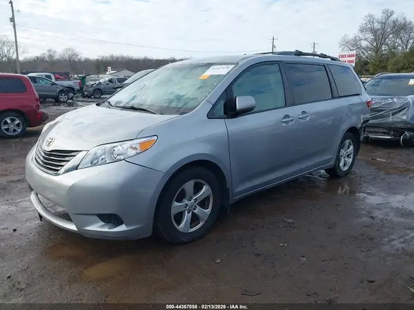 5TDKZ3DC5HS789663 2017 TOYOTA SIENNA - Image 2