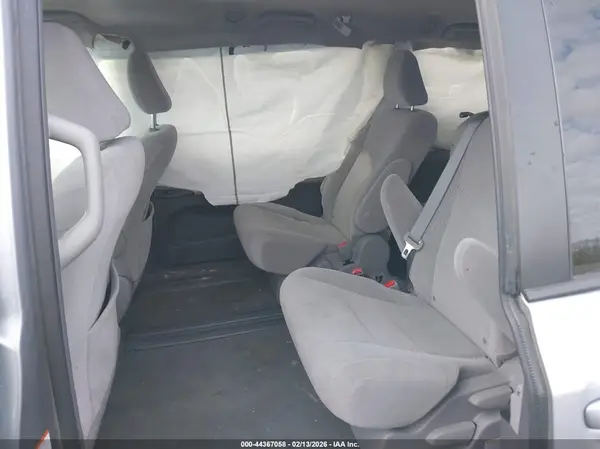 5TDKZ3DC5HS789663 2017 TOYOTA SIENNA - Image 8