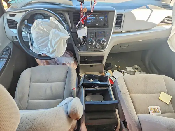 5TDKZ3DC5HS791879 2017 TOYOTA SIENNA - Image 8