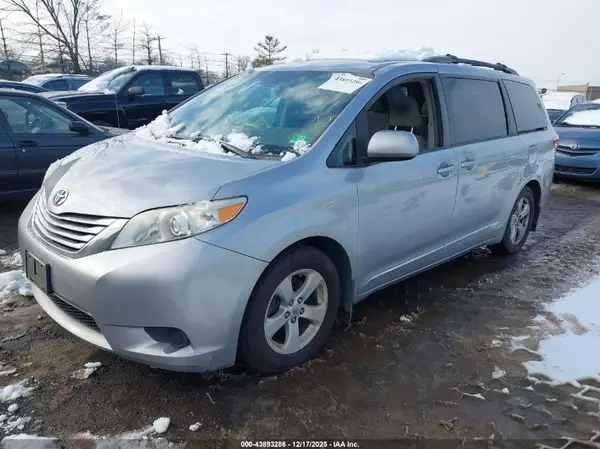 5TDKZ3DC5HS792501 2017 TOYOTA SIENNA - Image 2