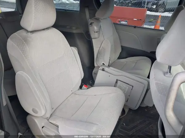 5TDKZ3DC5HS792501 2017 TOYOTA SIENNA - Image 8
