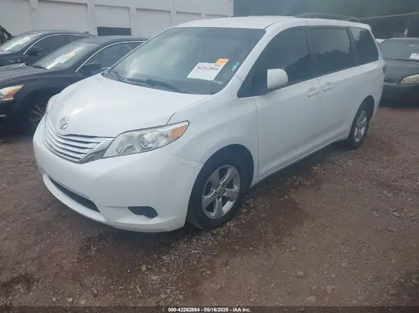 5TDKZ3DC5HS793289 2017 TOYOTA SIENNA - Image 2
