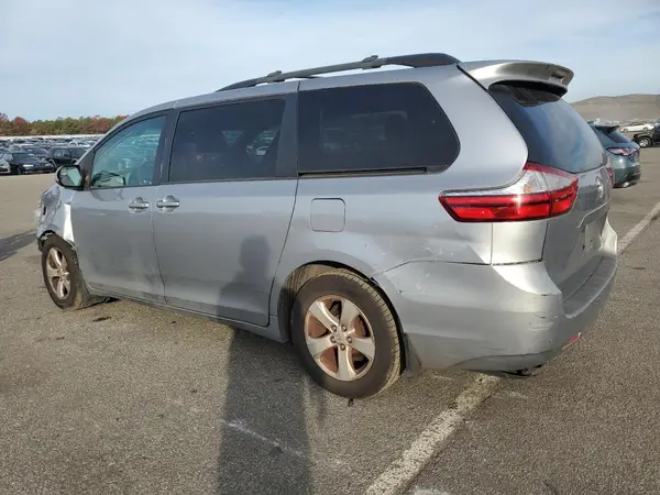 5TDKZ3DC5HS793843 2017 TOYOTA SIENNA - Image 2