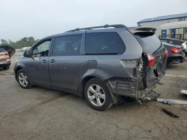 5TDKZ3DC5HS794233 2017 TOYOTA SIENNA - Image 2