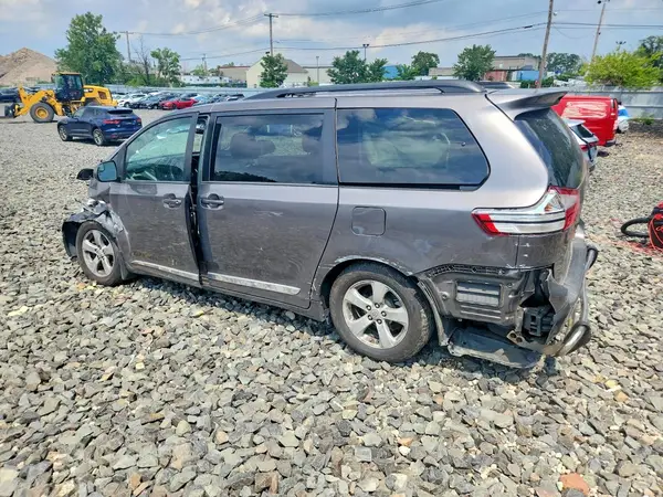 5TDKZ3DC5HS796256 2017 TOYOTA SIENNA - Image 2