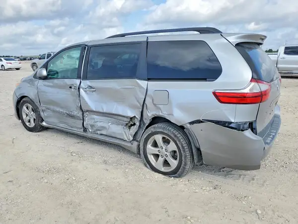 5TDKZ3DC5HS796547 2017 TOYOTA SIENNA - Image 2