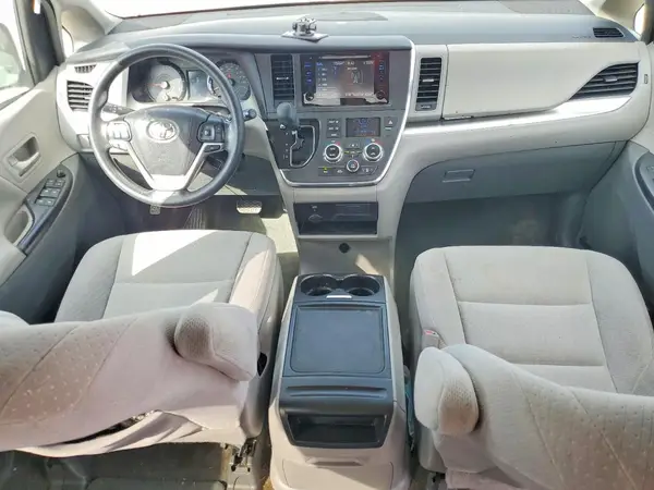 5TDKZ3DC5HS796547 2017 TOYOTA SIENNA - Image 8