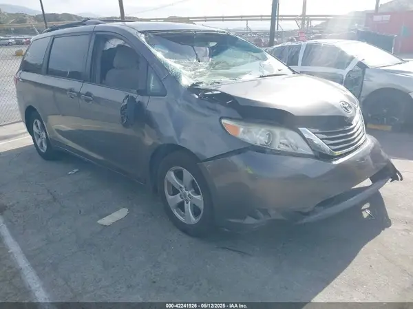 5TDKZ3DC5HS799948 2017 TOYOTA SIENNA - Image 1