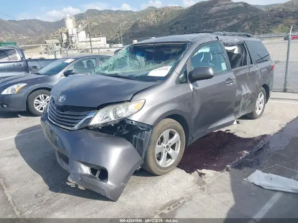 5TDKZ3DC5HS799948 2017 TOYOTA SIENNA - Image 2