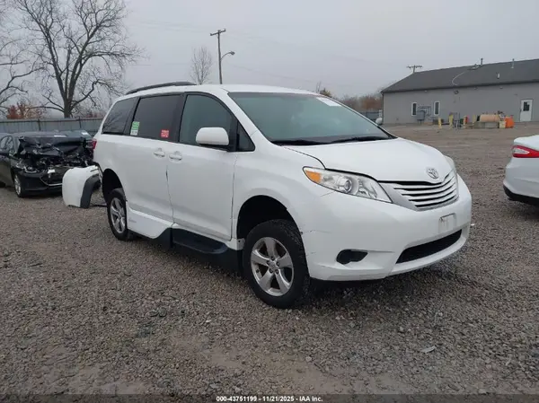 5TDKZ3DC5HS802055 2017 TOYOTA SIENNA - Image 1