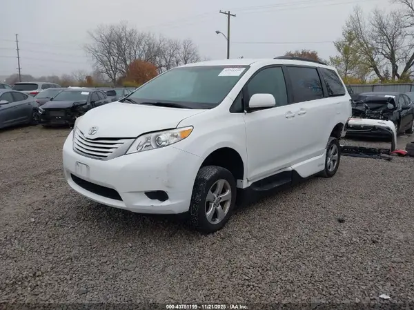 5TDKZ3DC5HS802055 2017 TOYOTA SIENNA - Image 2