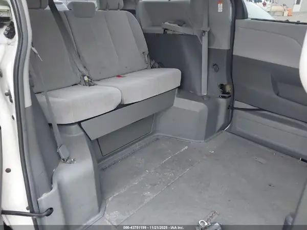5TDKZ3DC5HS802055 2017 TOYOTA SIENNA - Image 8