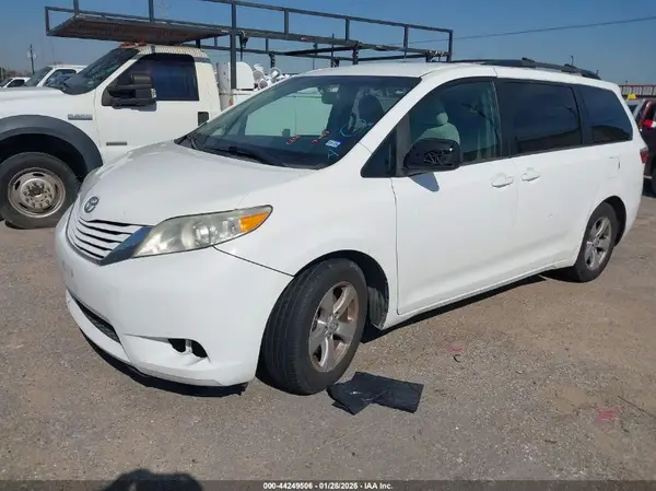 5TDKZ3DC5HS802511 2017 TOYOTA SIENNA - Image 2