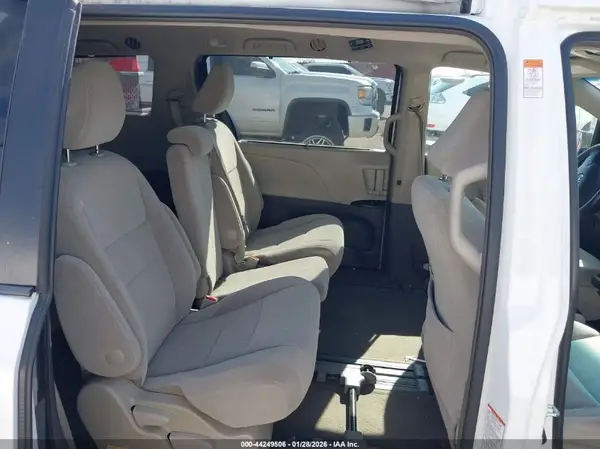 5TDKZ3DC5HS802511 2017 TOYOTA SIENNA - Image 8
