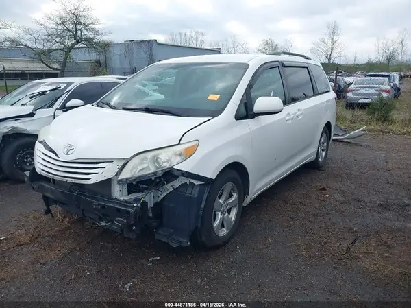 5TDKZ3DC5HS802587 2017 TOYOTA SIENNA - Image 2