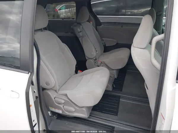5TDKZ3DC5HS802587 2017 TOYOTA SIENNA - Image 8