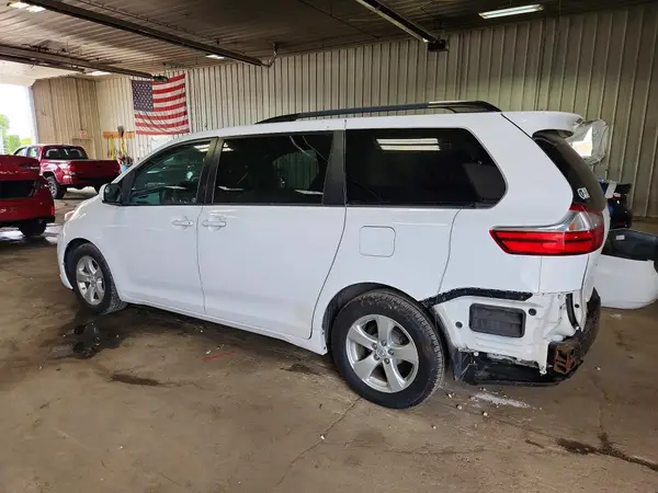 5TDKZ3DC5HS802993 2017 TOYOTA SIENNA - Image 2