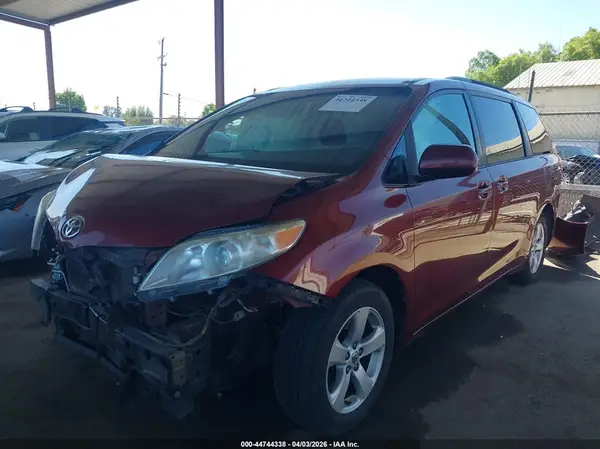 5TDKZ3DC5HS804758 2017 TOYOTA SIENNA - Image 2