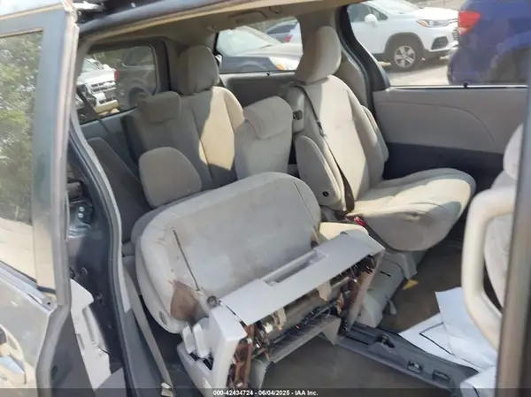 5TDKZ3DC5HS806235 2017 TOYOTA SIENNA - Image 8