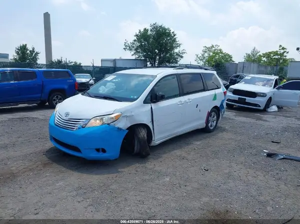 5TDKZ3DC5HS806879 2017 TOYOTA SIENNA - Image 2
