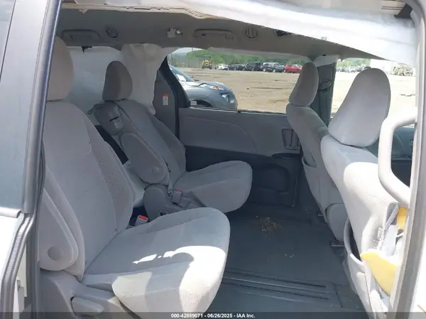 5TDKZ3DC5HS806879 2017 TOYOTA SIENNA - Image 8