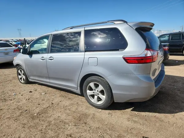 5TDKZ3DC5HS807742 2017 TOYOTA SIENNA - Image 2