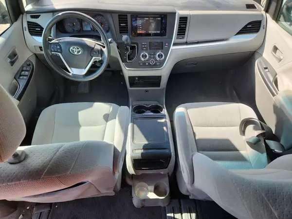5TDKZ3DC5HS807742 2017 TOYOTA SIENNA - Image 8