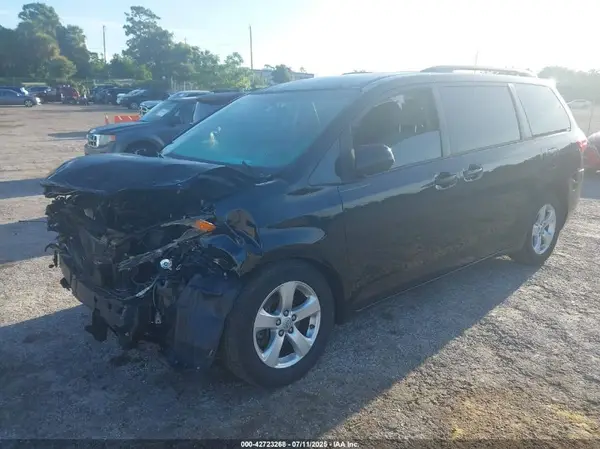 5TDKZ3DC5HS811239 2017 TOYOTA SIENNA - Image 2