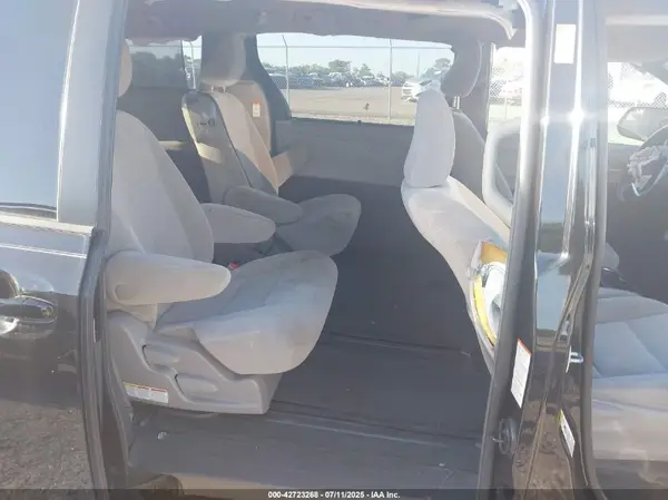 5TDKZ3DC5HS811239 2017 TOYOTA SIENNA - Image 8