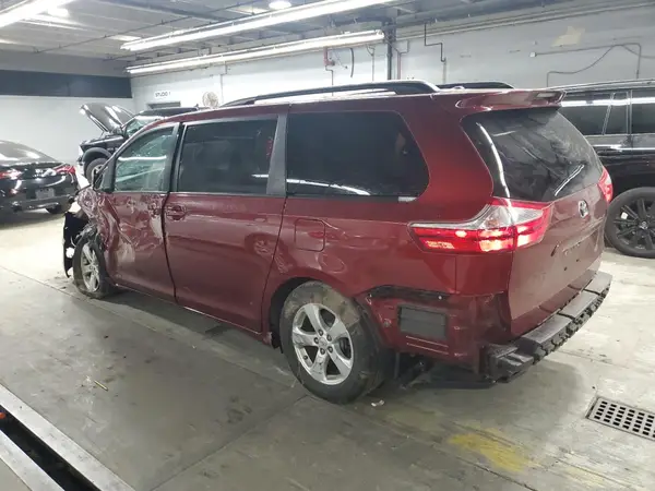 5TDKZ3DC5HS815999 2017 TOYOTA SIENNA - Image 2