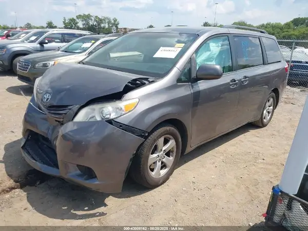 5TDKZ3DC5HS817123 2017 TOYOTA SIENNA - Image 2