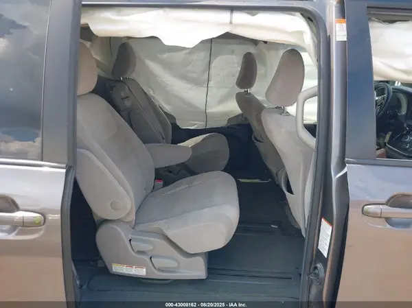 5TDKZ3DC5HS817123 2017 TOYOTA SIENNA - Image 8