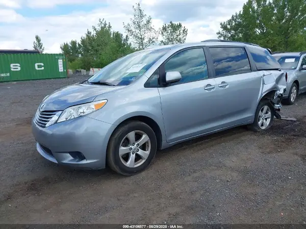 5TDKZ3DC5HS820605 2017 TOYOTA SIENNA - Image 2