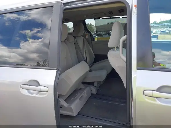 5TDKZ3DC5HS820605 2017 TOYOTA SIENNA - Image 8