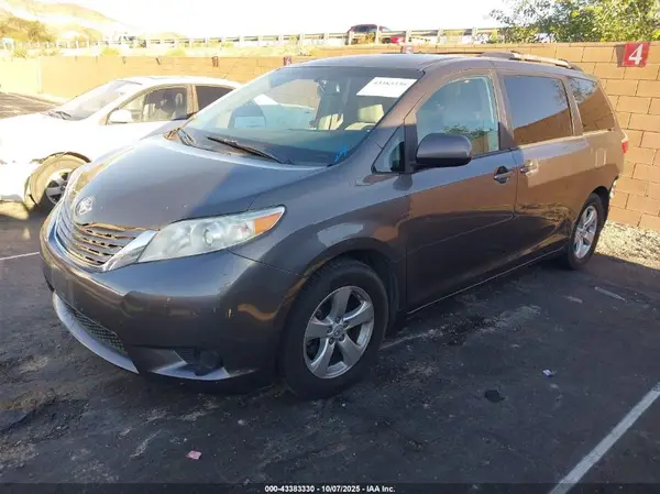 5TDKZ3DC5HS822578 2017 TOYOTA SIENNA - Image 2