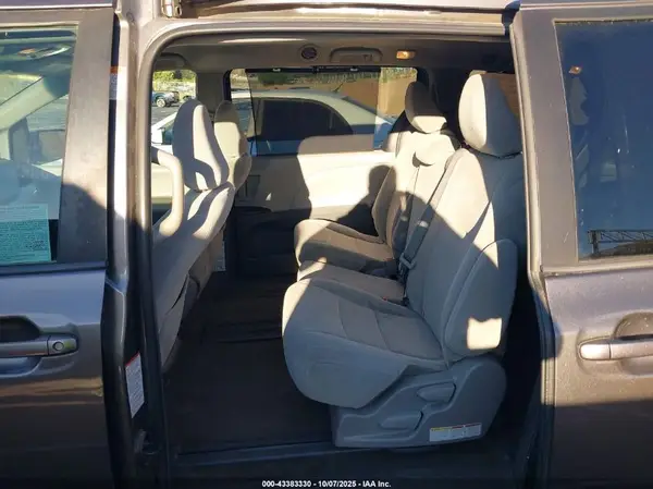 5TDKZ3DC5HS822578 2017 TOYOTA SIENNA - Image 8