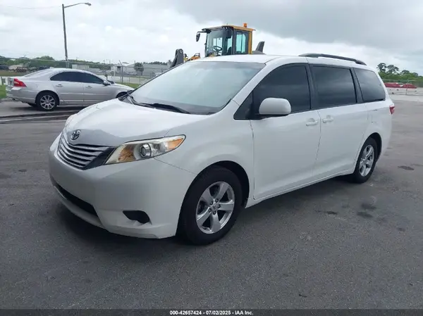 5TDKZ3DC5HS822953 2017 TOYOTA SIENNA - Image 2