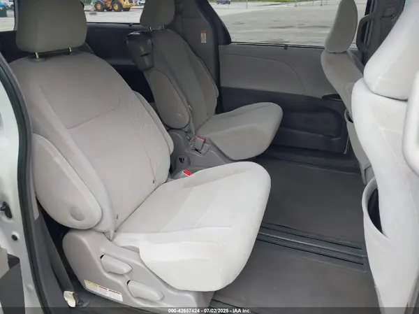 5TDKZ3DC5HS822953 2017 TOYOTA SIENNA - Image 8